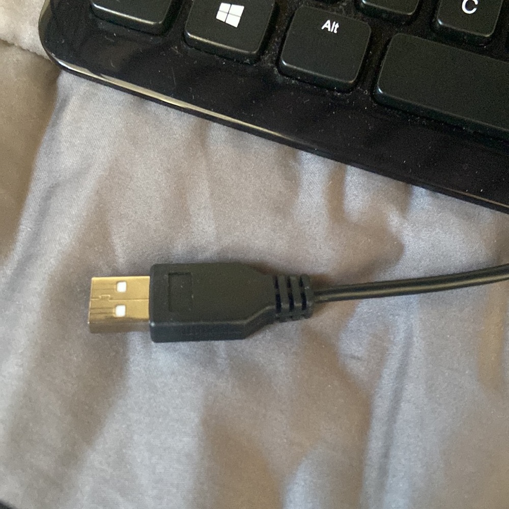 Amazon-basics Keyboard USB Connector - Picture 4 of 6